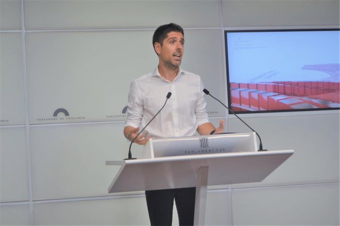 El portavoz de los comuns, David Cid, en rueda de prensa.