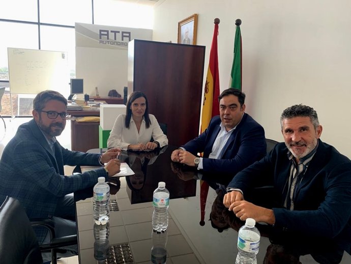 Gálvez y Amor (centro), durante el encuentro mantenido en la sede de ATA Córdoba.