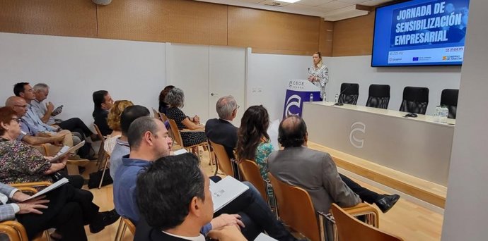 La consejera de Economía, Marta Gastón, inaugura la jornada de sensibilización empresarial organizada por la Asociación Aragonesa de Empresas de Inserción (AREI) en la sede de CEOE Aragón.
