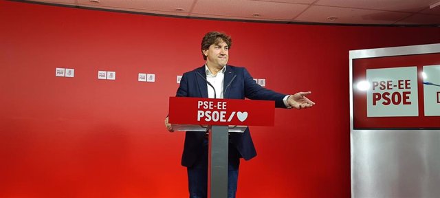 El secretario general del PSE-EE, Eneko Andueza, en rueda de prensa en Bilbao