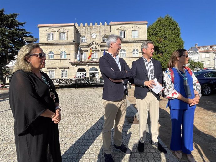 El delegado del Gobierno en Galicia, José Miñones, visita O Grove (Pontevedra) junto al alcalde, José Antonio Cacabelos, y a la subdelegada del Gobierno en Pontevedra, Maica Larriba.