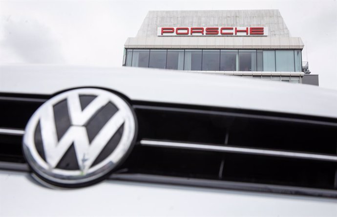 FILED - 22 February 2022, Baden-Wuerttemberg, Stuttgart: The Volkswagen logo is pictured on a car at Porsche's headquarters in Stuttgart-Zuffenhausen. Photo: Christoph Schmidt/dpa