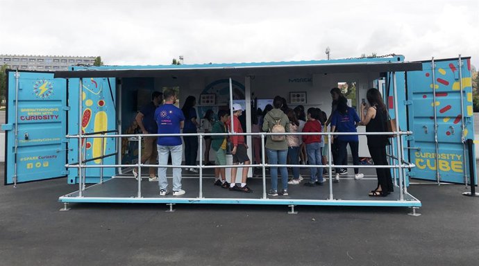 Alumnos en el Cube de Tres Cantos.