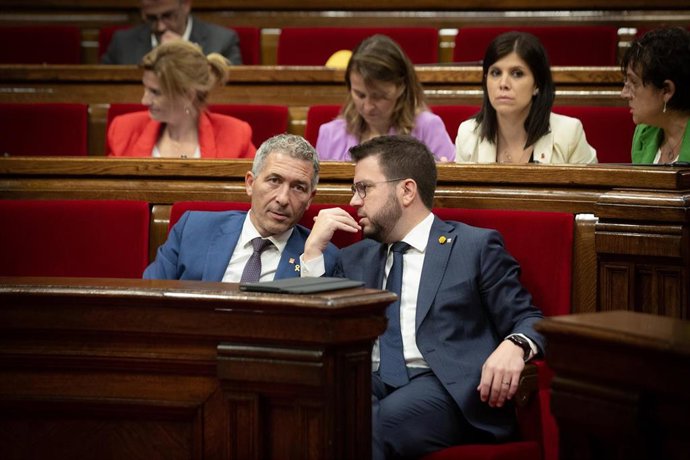 Imagen de archivo - El conseller de Educación, Josep Gonzlez-Cambray, con el presidente de la Generalitat, Pere Aragons, en el pleno del Parlament