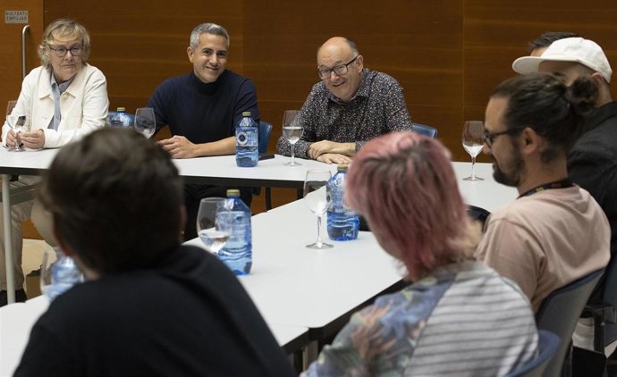 Reunión del director del Festival de Cine de San Sebastián, José Luis Rebordinos, con el consejero de Igualdad, Cultura y Deporte de Cantabria, Pablo Zuloaga y profesionales cántabros del sector audiovisual