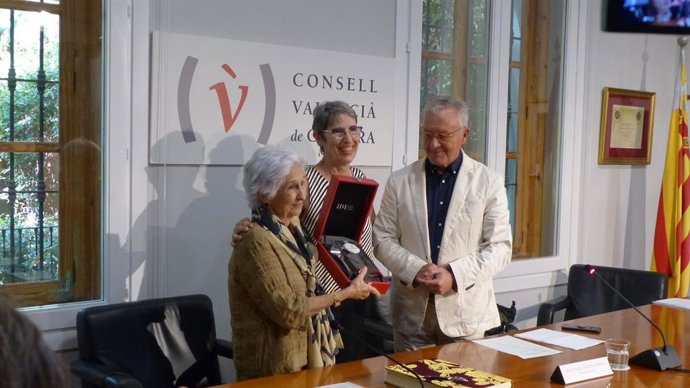 La presidenta en funciones del CVC, Dolors Pedrós (centro), en la entrega de la Medalla de Honor de la entidad a la actriz valenciana Teresa Lozano.