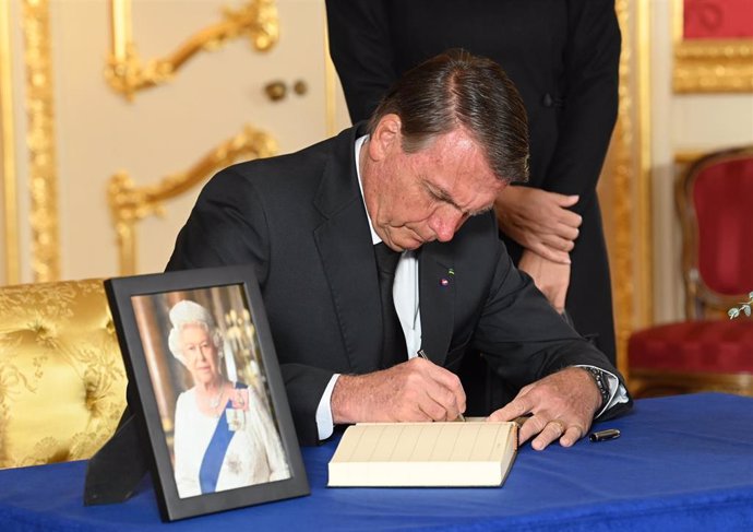 El presidente de Brasil, Jair Bolsonaro, firma el libro de condolencias por la muerte de Isabel II.