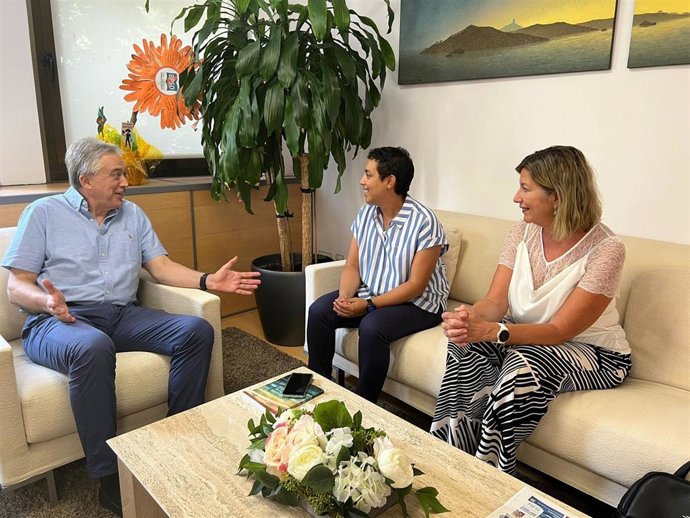 La consellera de Salud, Patricia Gómez, con la directora general de Calidad, Transformación y Gestión del Conocimiento de Asturias, Tania Cedeño, y con el coordinador de la asignatura Medicina Familiar del Grado de Medicina de la UIB, Ignacio Ramírez.