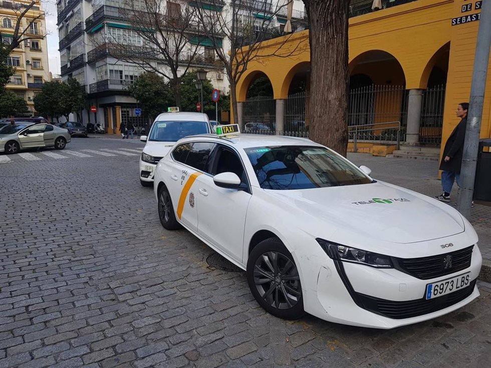 Archivo - Imagen de archivo de una parada de taxis en Sevilla.