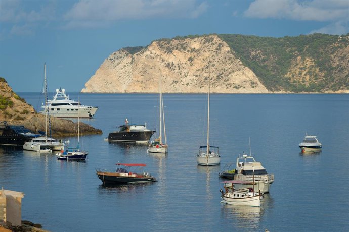 Varios barcos fondeados en la cala de Porroig. 