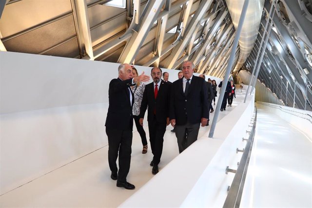 El presidente del Gobierno de Aragón, Javier Lambán, y el presidente de la Fundación Ibercaja, Amado Franco, en el Pabellón Puente de la Expo.