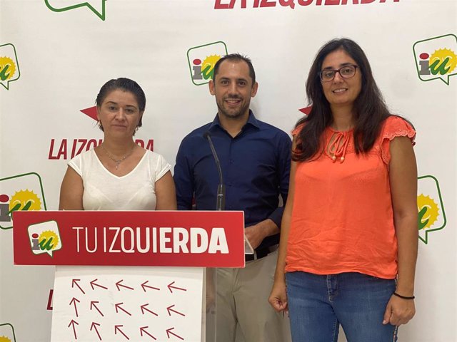 Sebastián Pérez (centro), entre Irene Ruiz y la secretaria de Organización de IU Córdoba, Carmen María Ruiz.