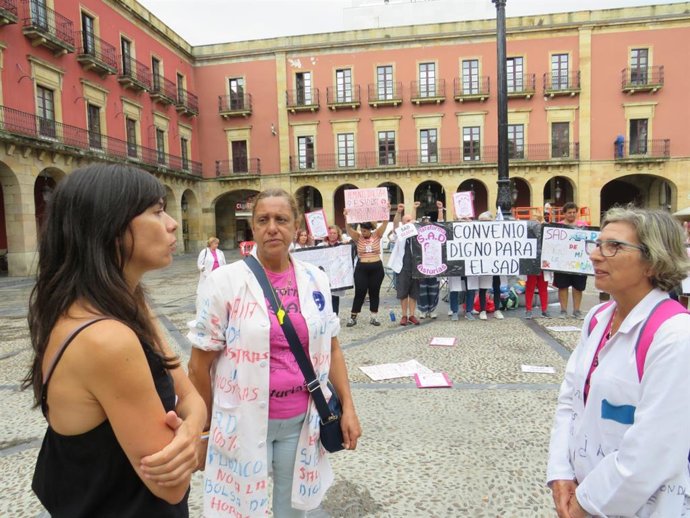 La portavoz de Podemos-Equo Xixón en Gijón, Laura Tuero, expresa su apoyo a la manifestación de trabajadoras del Servicio Ayuda a Domicilio (SAD), en la plaza Mayor, en Gijón (7/9/2022)
