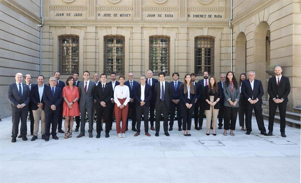 Foto de grupo en el Palacio de Navarra.