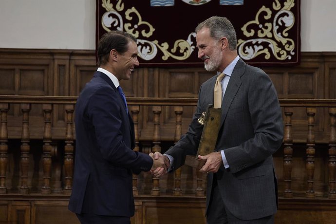 El Rey Felipe VI (d) entrega el Premio Camino Real al tenista Rafael Nadal (i), durante su la V edición, en el Paraninfo de la Universidad de Alcalá, a 20 de septiembre de 2022, en Alcalá de Henares, Madrid (España). El premio Camino Real ha sido ot