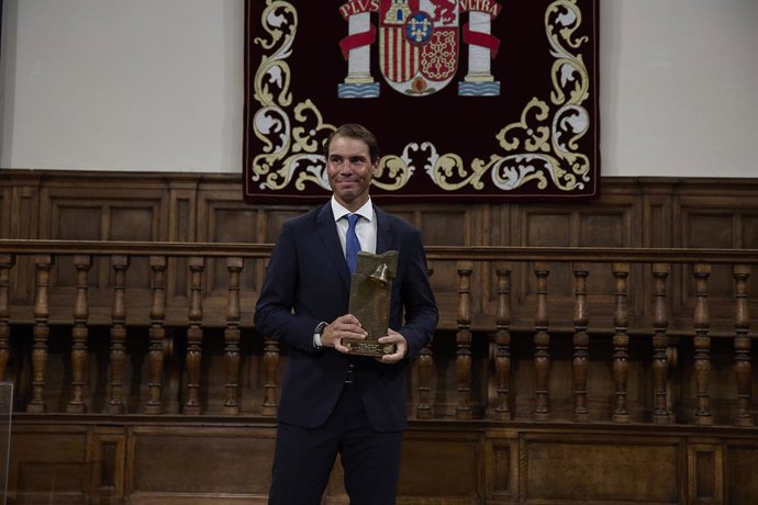 El tenista Rafa Nadal tras recibir el Premio Camino Real por parte del Rey, durante la V edición, en el Paraninfo de la Universidad de Alcalá, a 20 de septiembre de 2022, en Alcalá de Henares, Madrid (España). El premio Camino Real ha sido otorgado 