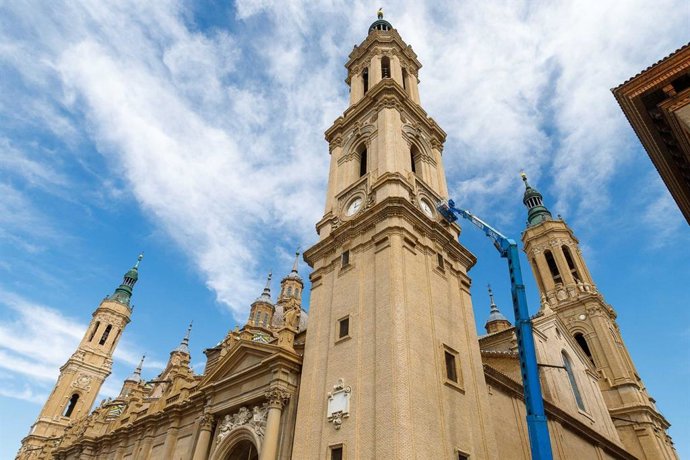 Urbanismo retira piezas sueltas de la torre sureste de la basílica del Pilar de Zaragoza para garantizar la seguridad