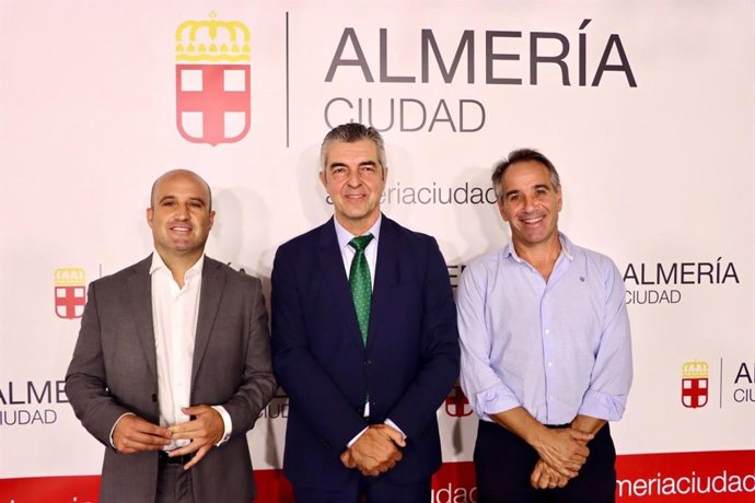 El Diputado Provincial De Deportes, José Antonio García, El Presidente De Unicaja Costa De Almería,  Antonio Rodríguez, Y El Concejal De Deportes Del Ayuntamiento De Almería, Juanjo Segura.