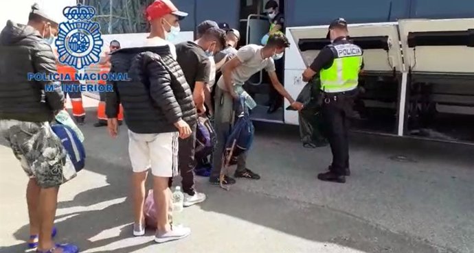 Traslado de los inmigrantes rescatados.