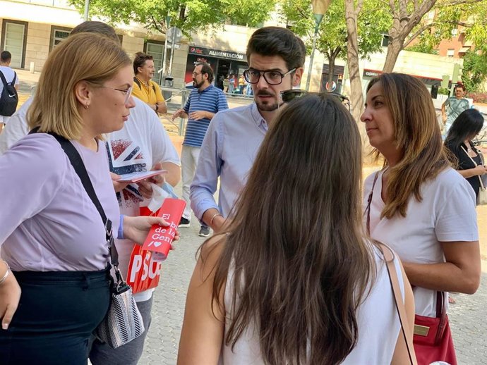 Reparto informativo en la estación de San Bernardo en el que ha participado la vicesecretaria general del PSOE de Sevilla y parlamentaria, Encarnación Martínez.