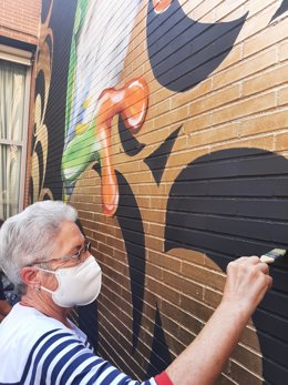 Una de las usuarias de AFAV participa en el mural colectivo para sacar el alzhéimer a la calle