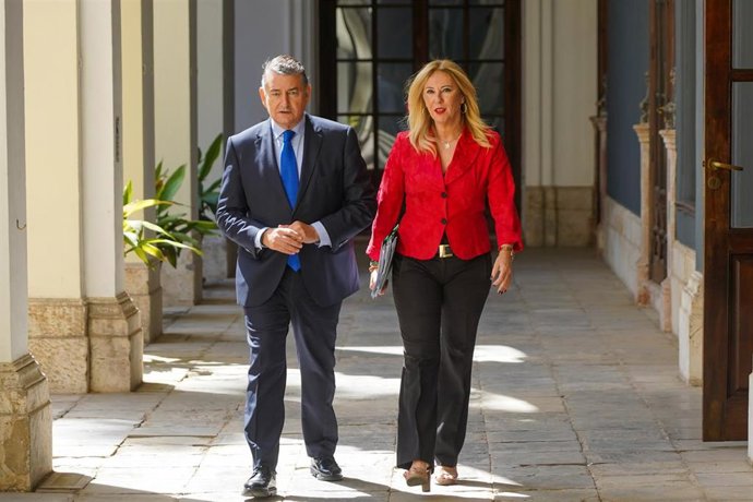 Los consejeros de la Presidencia, Interior, Diálogo Social y Simplificación Administrativa, Antonio Sanz, y de Economía, Hacienda y Fondos Europeos, Carolina España, antes de la comparecencia en rueda de prensa tras la reunión del Consejo de Gobierno a 