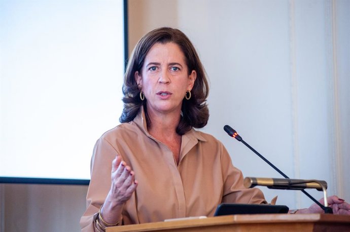 Archivo - La presidenta de la AEB, Alejandra Kindelán, en los cursos de verano de la APIE en la Universidad Internacional Menéndez Pelayo (UIMP)