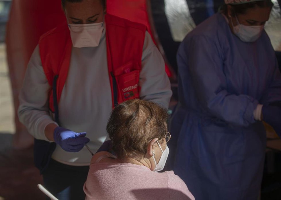 Archivo - Una mujer mayor de 90 años recibe la vacuna de Pfizer contra la Covid-19, en una carpa habilitada en la explanada del centro de salud del municipio Lora del Río. En Sevilla (Andalucía, España), a 15 de febrero de 2021. (Foto de archivo).