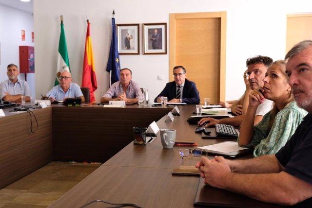 El delegado territorial de Desarrollo Educativo y Formación Profesional y de Universidad, Investigación e Innovación en Málaga, Miguel Briones, ha visitado el municipio malagueño de Benahavís y ha mantenido una reunión con el alcalde