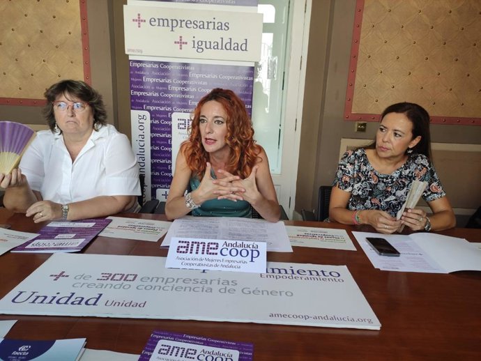De izquierda a derecha, la directora de Igualdad en el Ayuntamiento, Teresa García; la delegada de Igualdad, Clara Macías, y la presidenta de Amecoop-Andalucía, Carmen Perea.
