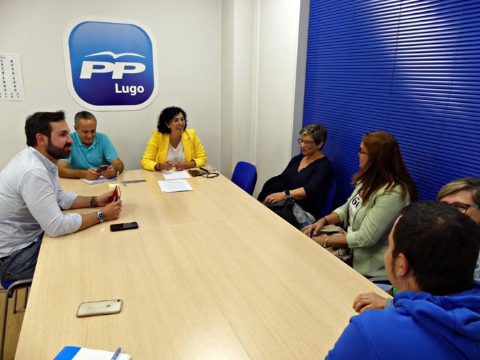 La candidata del PP a la alcaldía de Lugo, Elena Candia, en una reunión con vecinos del barrio de Albeiros.