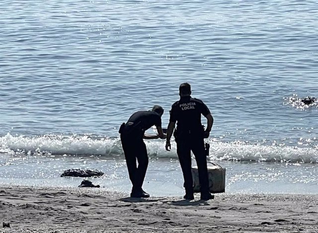 La Policía Local de Almuñécar retira un fardo de 38 kilos de hachís en la playa Marina del Este