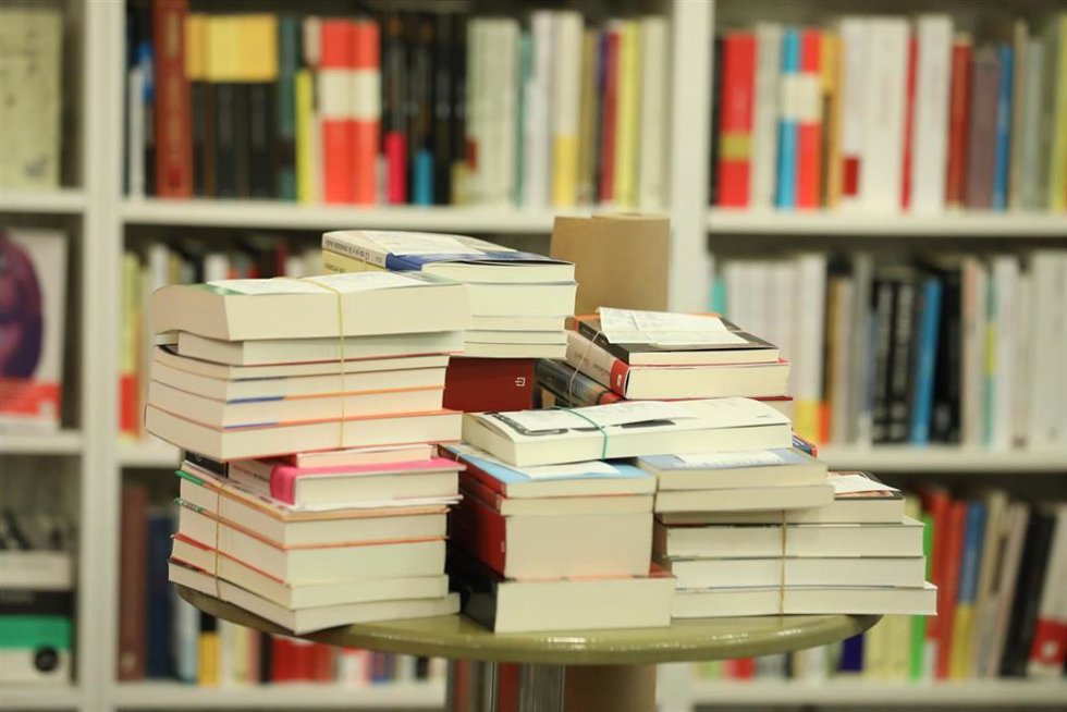 Archivo - Libros colocados en una estantería de una librería , foto de recurso