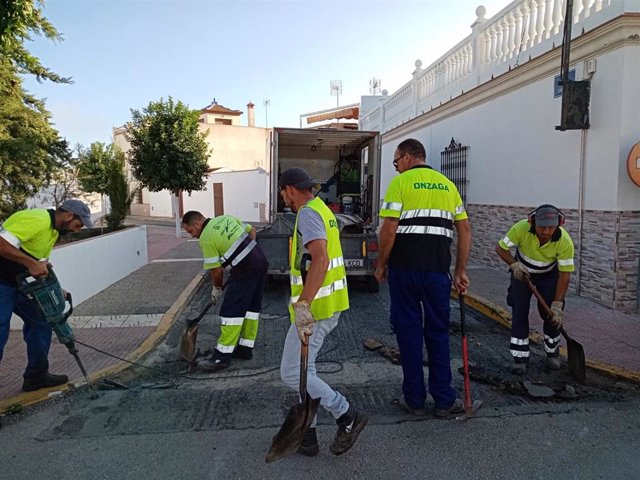 Obras de reasfaltado en Guillena financiadas con el Plan Contigo de la Diputación de Sevilla.