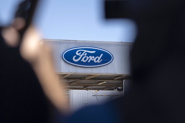 Archivo - Logo de Ford en la entrada de la fábrica, a 22 de junio de 2022, en Almussafes, Valencia,