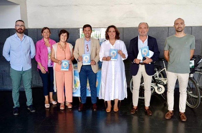 Visita al stand informativo instalado en la estación de autobuses de San Bernardo en Algeciras (Cádiz)