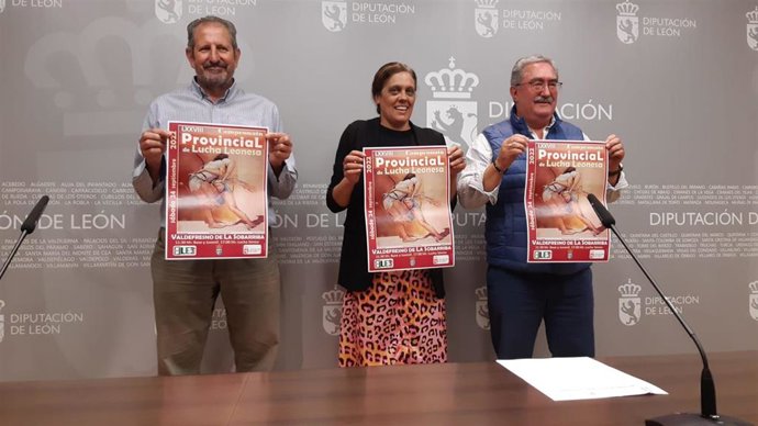 La diputada de Deportes, Susana Folla, el presidente de la Federación de Lucha Leonesa, Ángel Rivero, y el alcalde de Valdefresno, Carlos Gutiérrez.