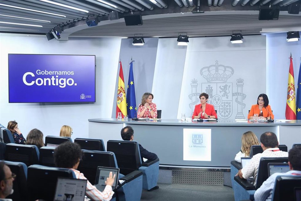 (I-D) La vicepresidenta tercera y ministra para la Transición Ecológica y el Reto Demográfico, Teresa Ribera; la ministra Portavoz, Isabel Rodríguez y la ministra de Sanidad, Carolina Darias.