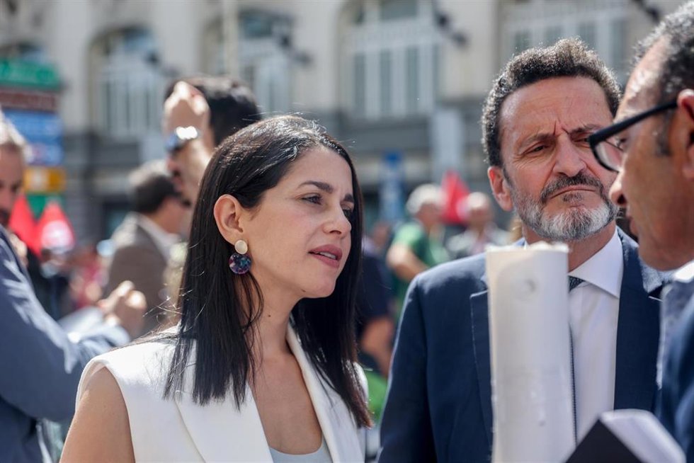 La líder de Cs, Inés Arrimadas, y el portavoz adjunto de Ciudadanos en el Congreso, Edmundo Bal, en una concentración por un tren digno para Extremadura, frente al Congreso de los Diputados, a 8 de septiembre de 2022, en Madrid (España).
