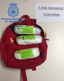Archivo - Mochila con droga incautada a la organización.