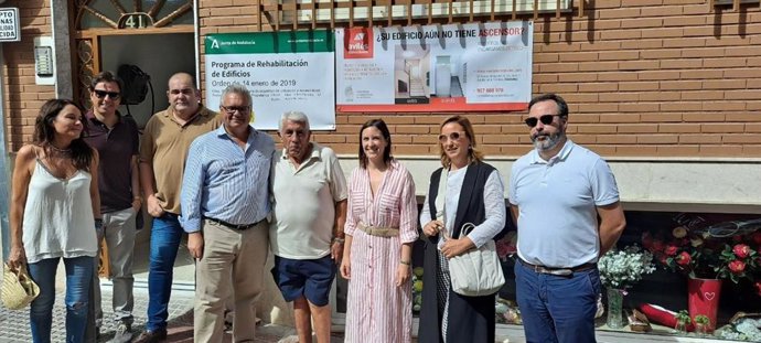 La delegada de Fomento, Articulación del Territorio y Vivienda de la Junta de Andalucía en Córdoba, Cristina Casanueva (tercera por la dcha.), visita las obras de rehabilitación y accesibilidad en viviendas de Puente Genil.
