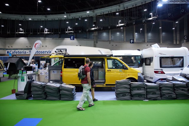 Varias personas visitan la primera edición de Madrid Expo Camper & Caravan 2022