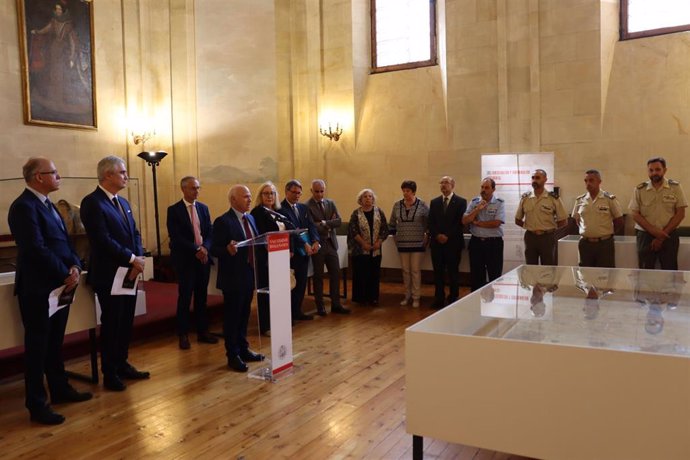 Autoridades en la inauguración de la exposición 'Grandezas de Brasil' en la USAL.