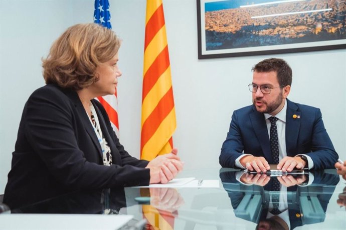 El president de la Generalitat, Pere Aragons, amb la directora de Finanament de l'OCHA, Heli Uusikyla
