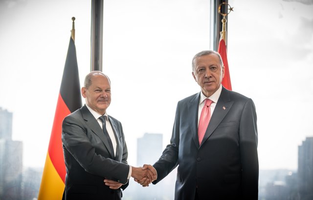 20 September 2022, US, New York: German Chancellor Olaf Scholz (L) speaks with Turkish President Recep Tayyip Erdogan during a bilateral meeting on the sidelines of the 77th UN General Assembly. Photo: Michael Kappeler/dpa