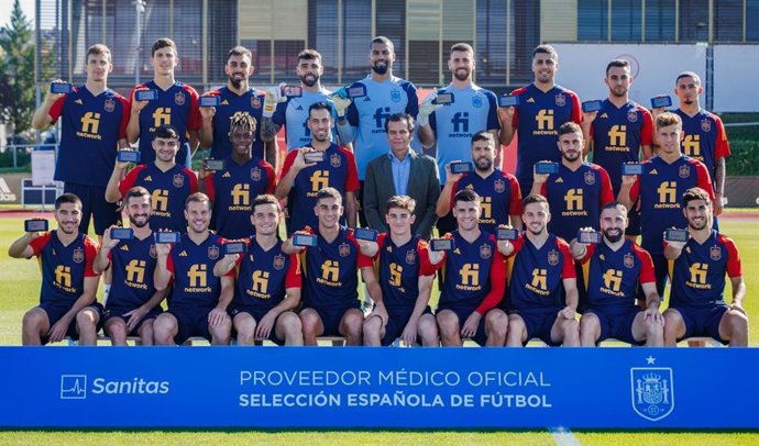 Los internacionales españoles de fútbol reciben sus tarjetas digitales de Sanitas antes del Mundial de Catar.