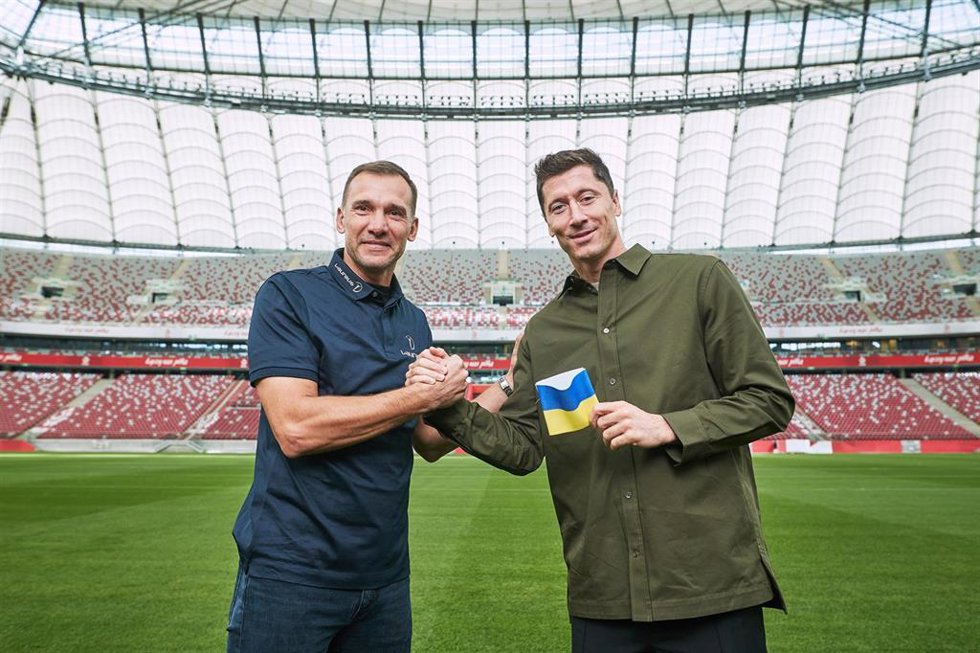 Andriy Shevchenko y Robert Lewandowski en el Estadio Nacional de Varsovia