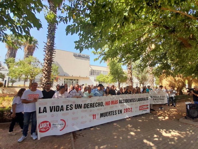 Los sindicatos UGT y CCOO se concentran a las puertas de la sede de CECO para recordar a las dos últimas víctimas de la siniestralidad laboral.
