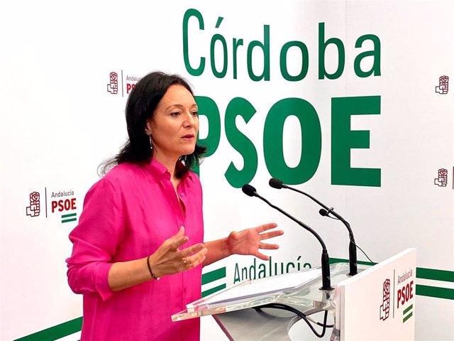 La secretaria general del PSOE, Rafi Crespín, en la sede provincial de su partido.