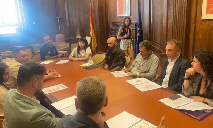 Los portavoces adjuntos de Unidas Podemos Enrique Santiago y Sofía Castañón, junto a miembros sindicales de CNT.